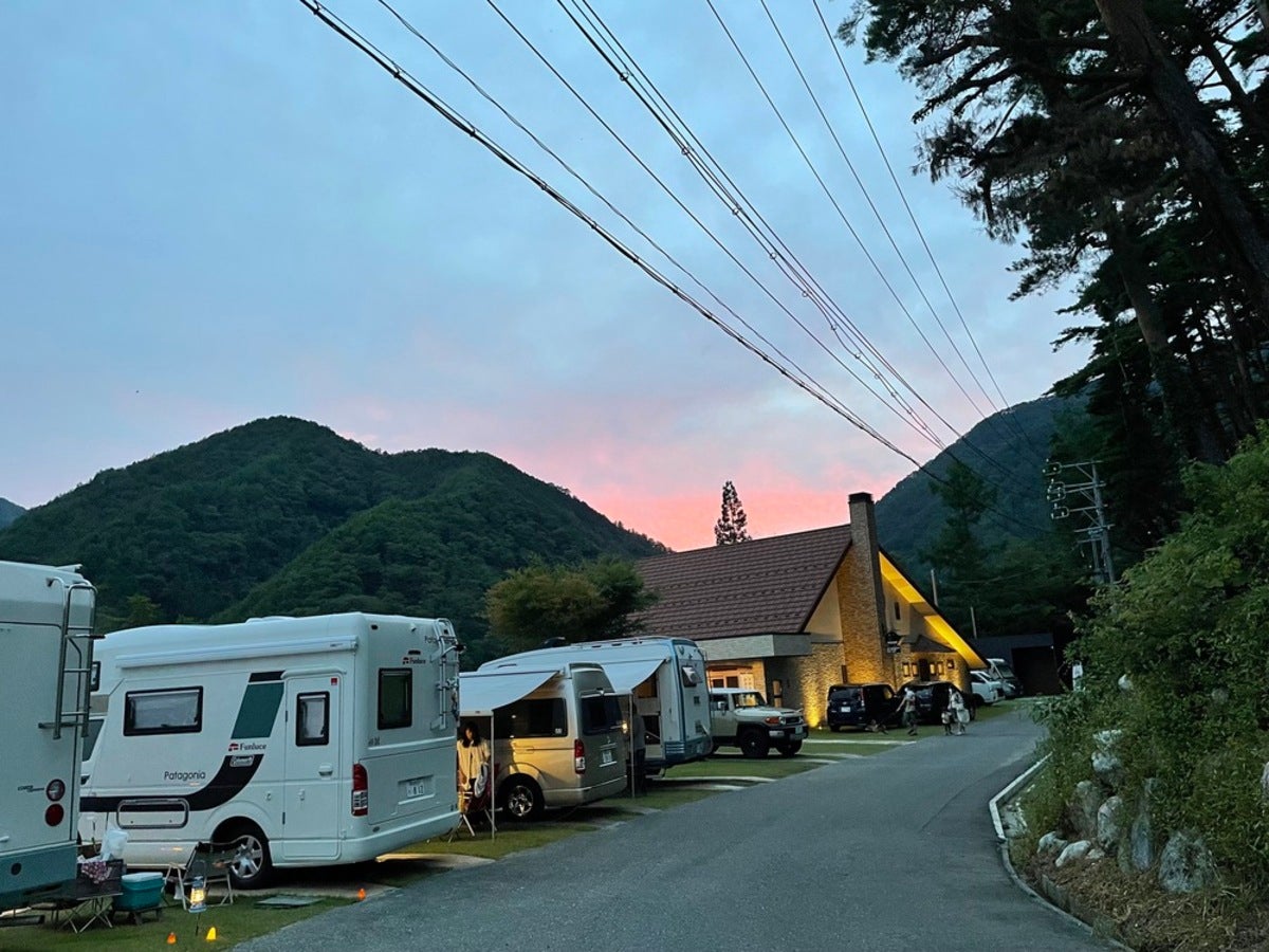 道路沿いの駐車スペースに駐車するキャンピングカー複数台