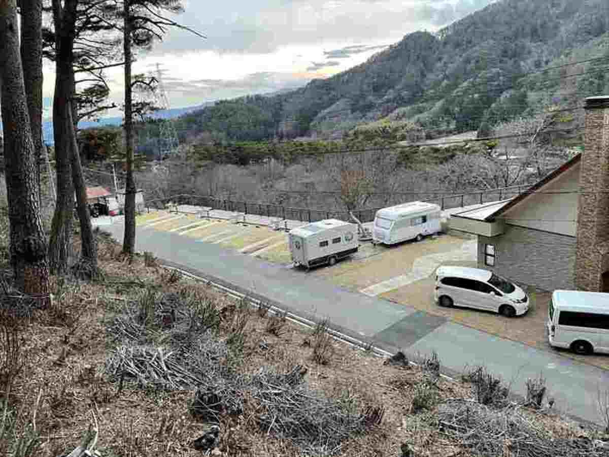 山斜面を少し登って撮影したRVパークサイト