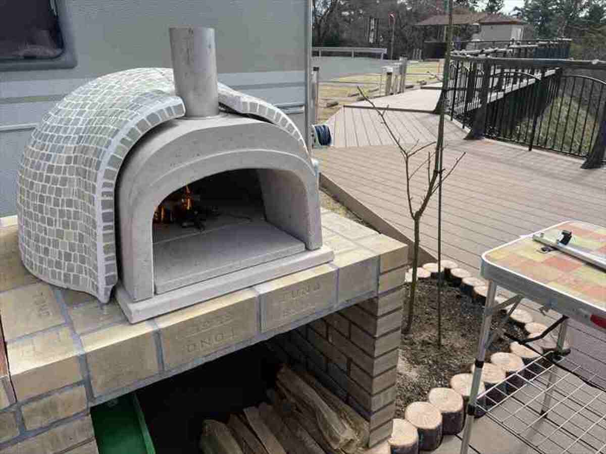 屋外に設置された石窯