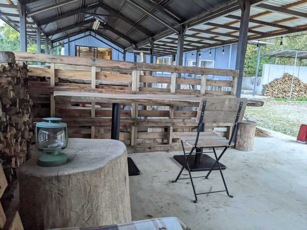 RVパークサイトに付属する屋根付きスペースの写真