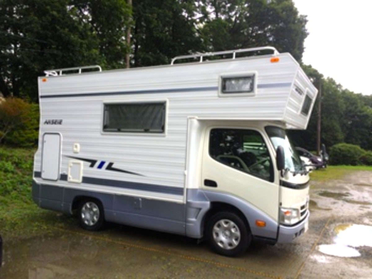 RVパークのサイトに駐車しているキャブコン