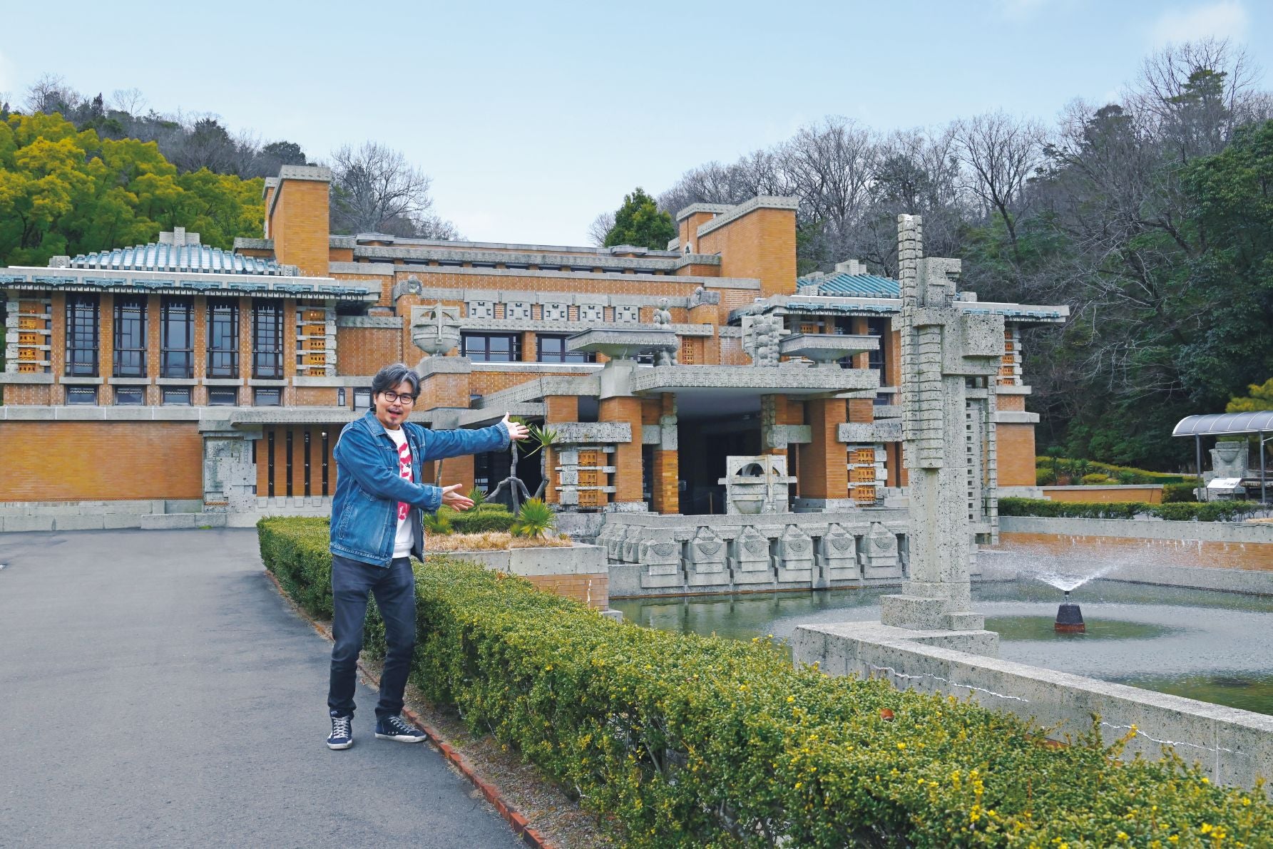 明治村の帝国ホテル中央玄関前でポーズをとる小澤征悦氏