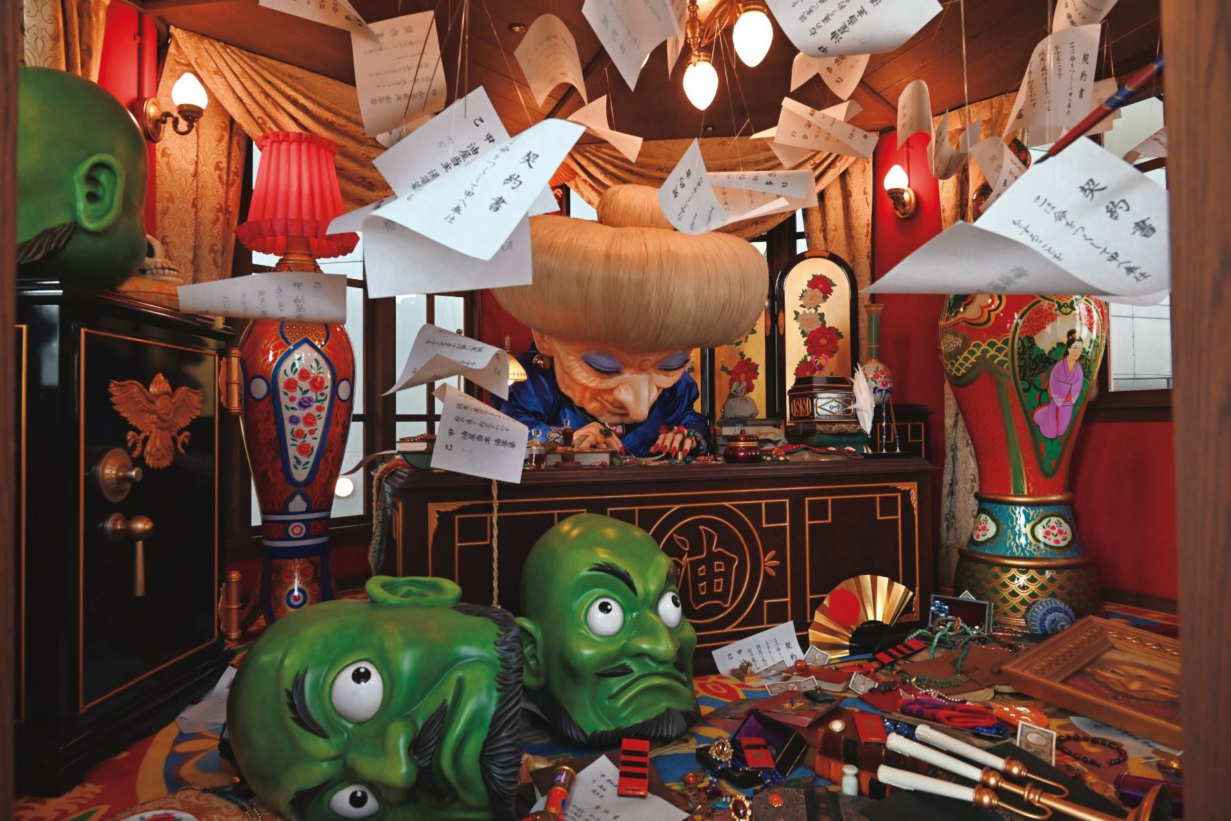 ジブリパークの「千と千尋の神隠し」の展示を見る小澤征悦氏