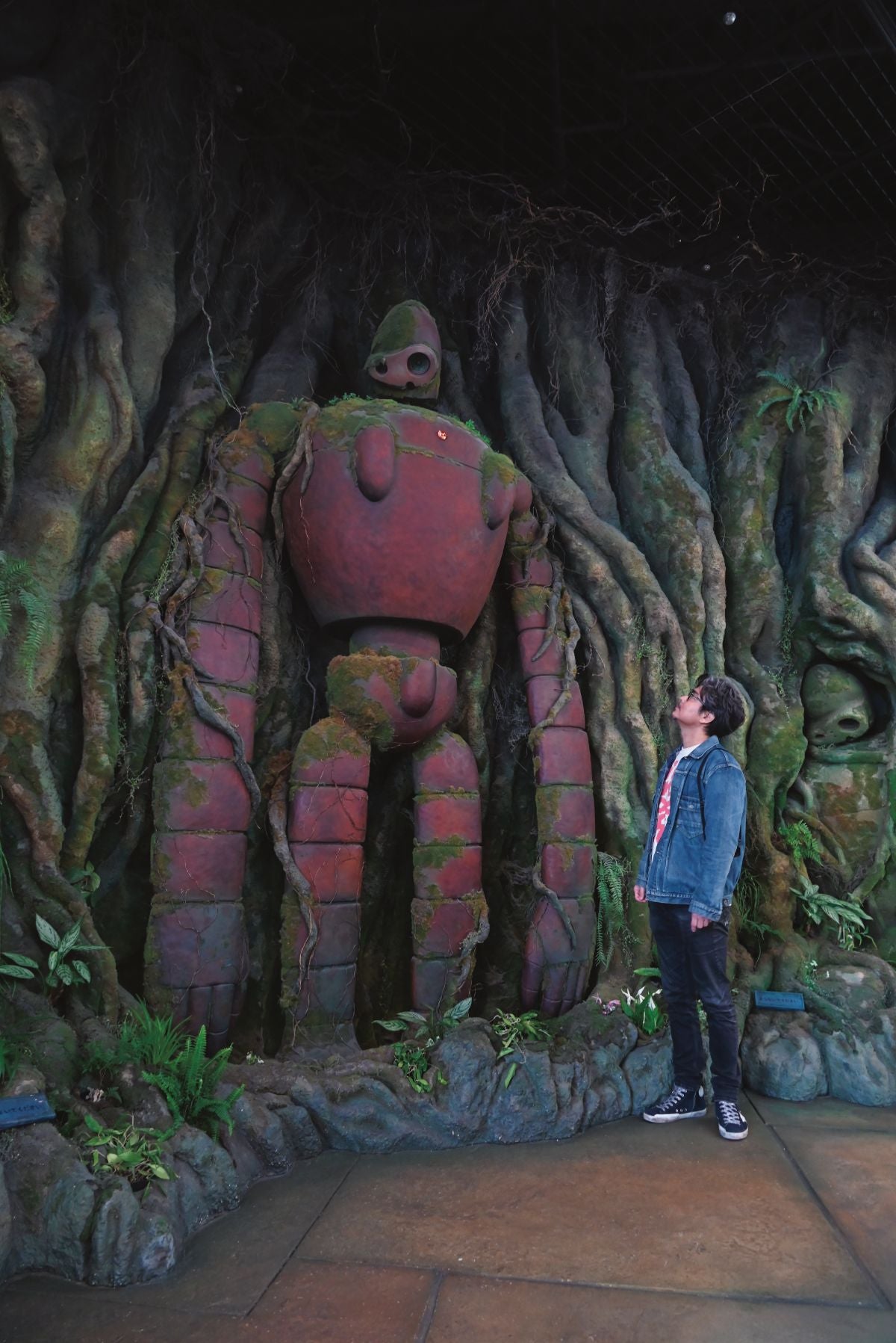 ジブリパークの「天空の城ラピュタ」の展示を見る小澤征悦氏