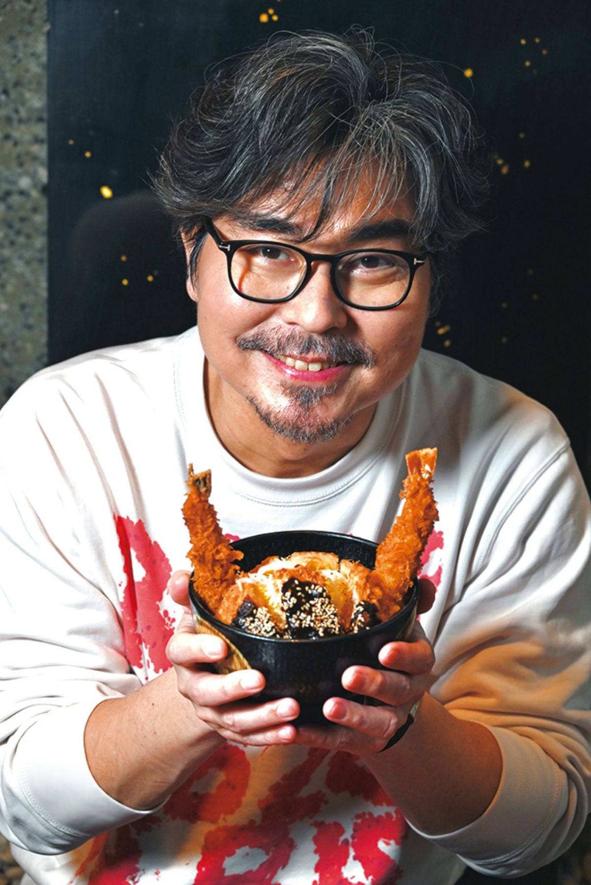 氣晴亭でしゃちほこ丼を持つ小澤征悦氏