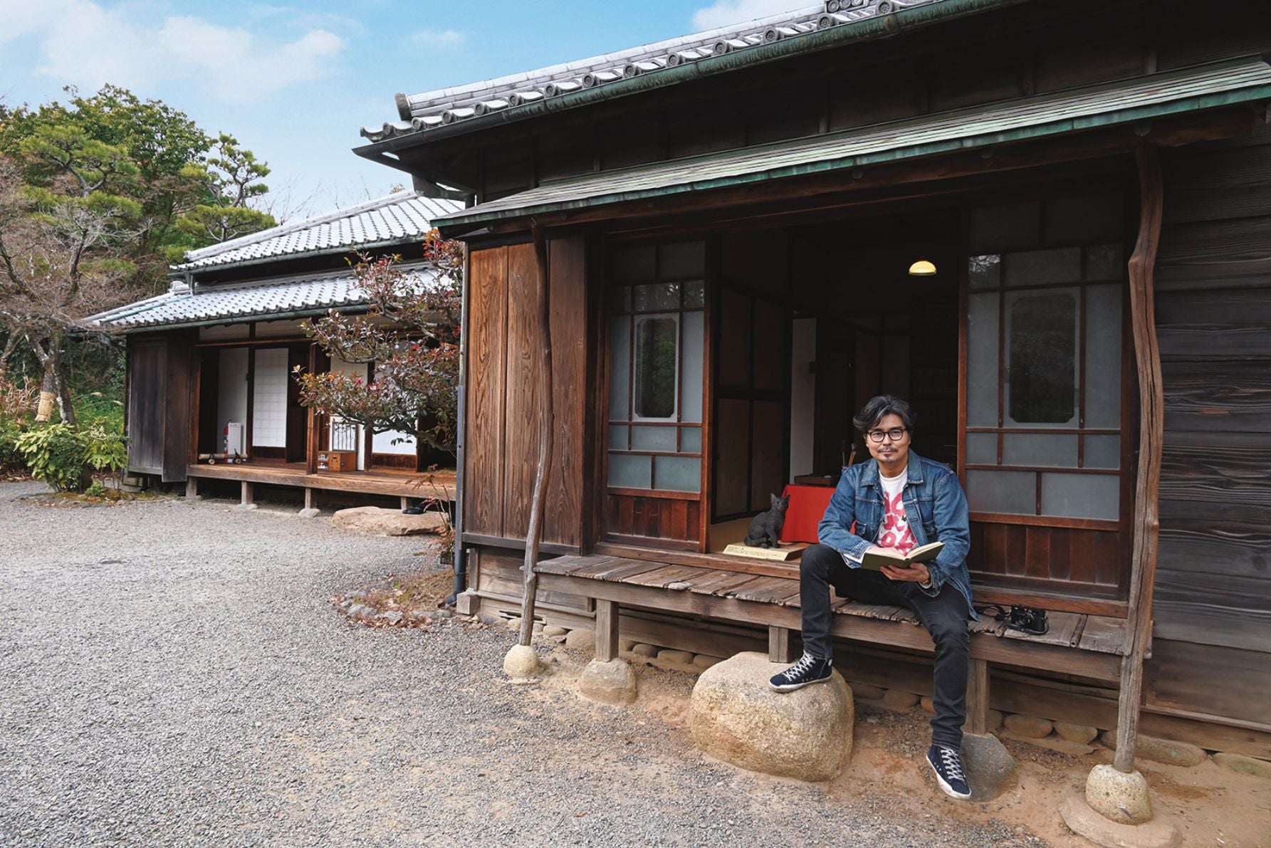 明治村の夏目漱石住宅の縁側に座る小澤征悦氏