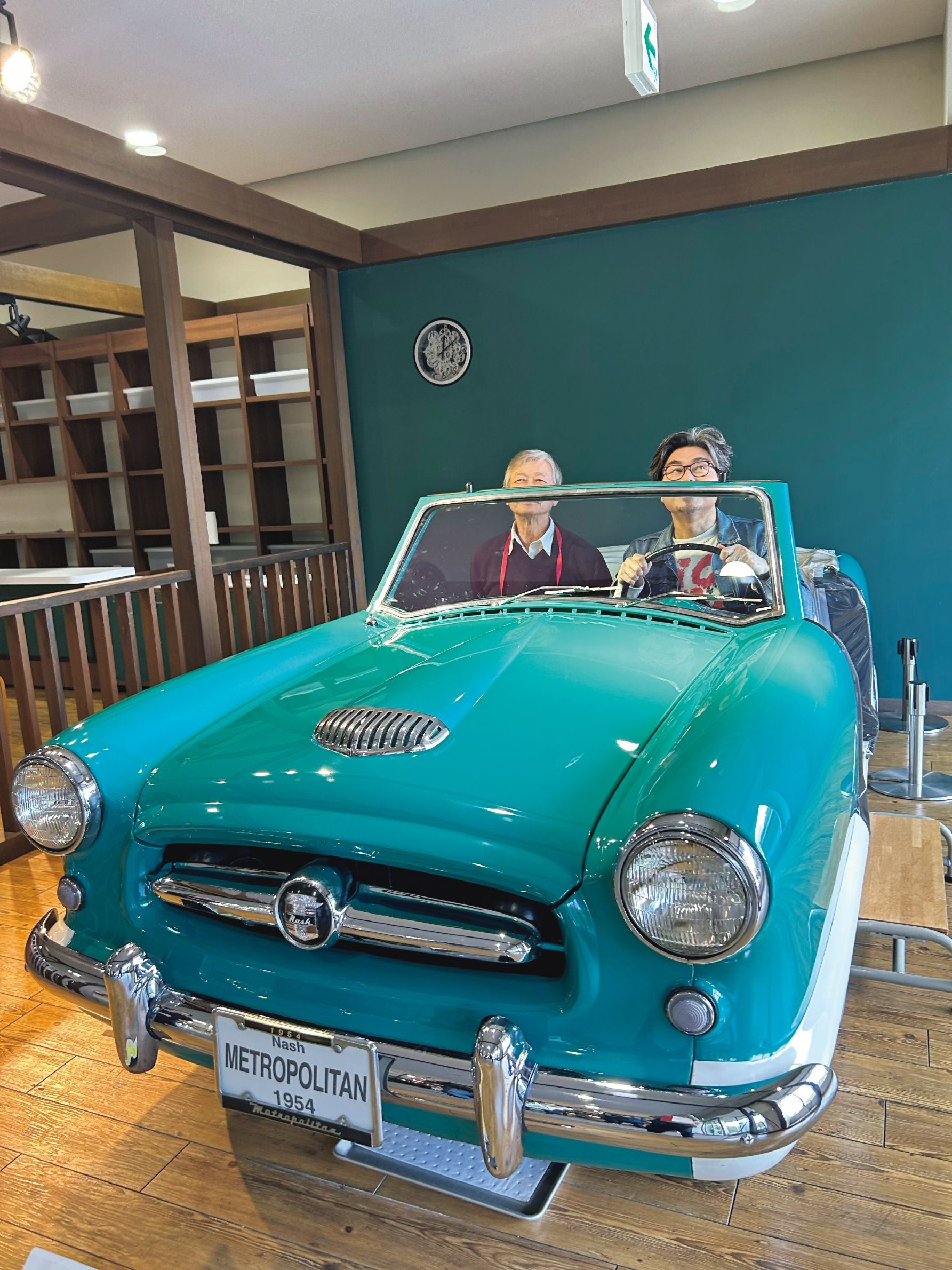 トヨタ博物館で安国氏と記念撮影する小澤征悦氏