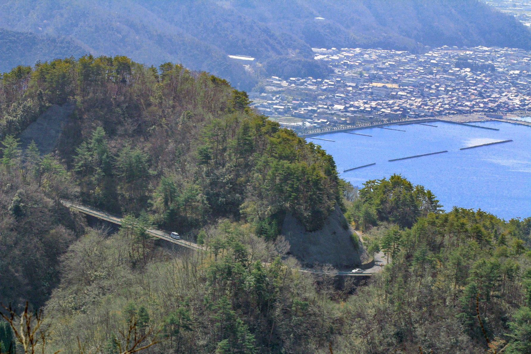 ALT 道路の標高が上がるにつれて、眼下には町並みや港が見える