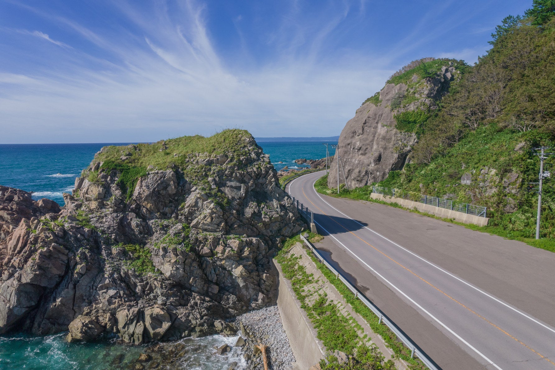 ALT 岩壁の間を抜け、日本海の水平線が広がる