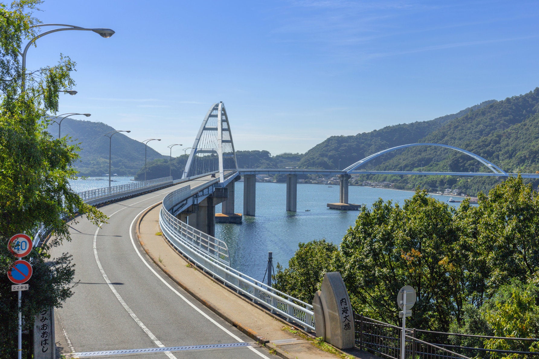 ALT 「くの字」に曲がった形状が特徴的な内海大橋。岩礁を利用し橋脚を設置したことでこの形状となり、航行水域への影響を最小限に抑えることができた