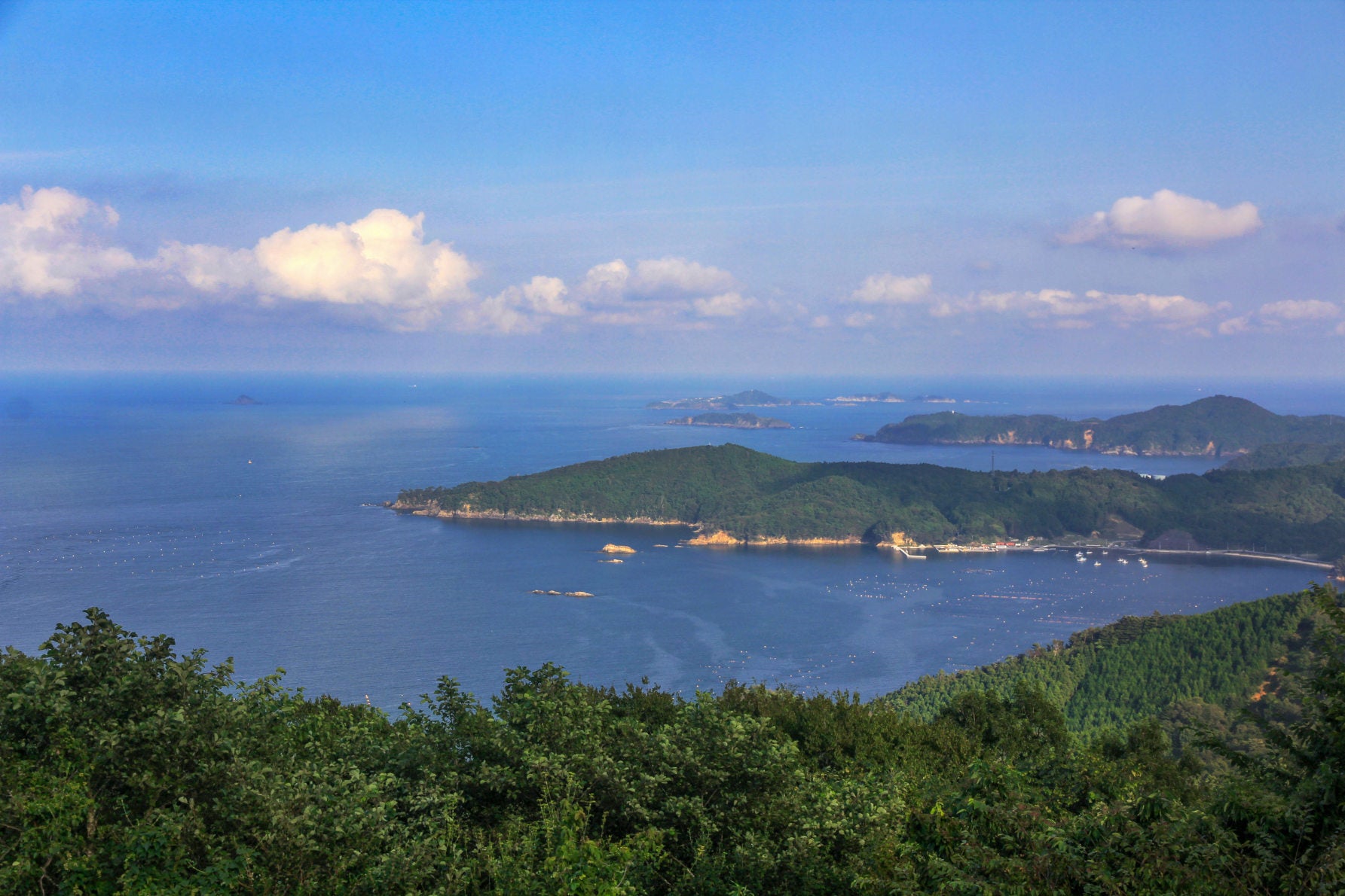 ALT 太平洋に向かって突き出した長さ約25kmの半島。この牡鹿半島の稜線（りょうせん）に沿って走るのが牡鹿コバルトライン