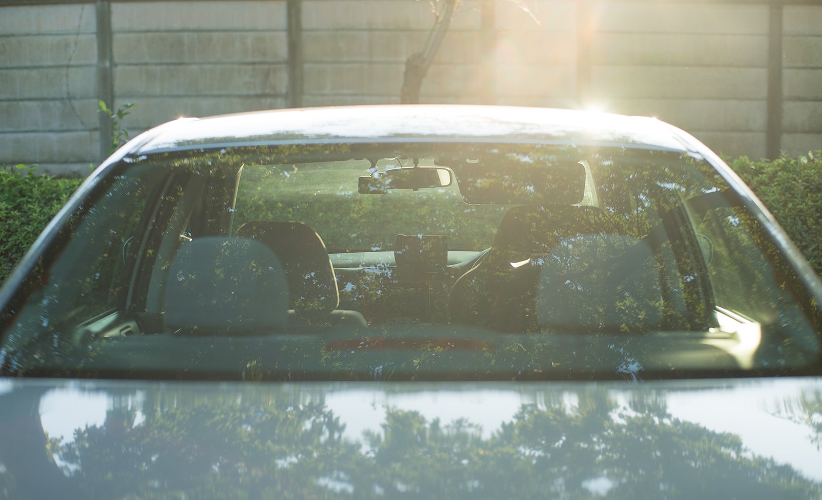 車内に降り注ぐ西日の日差しイメージ