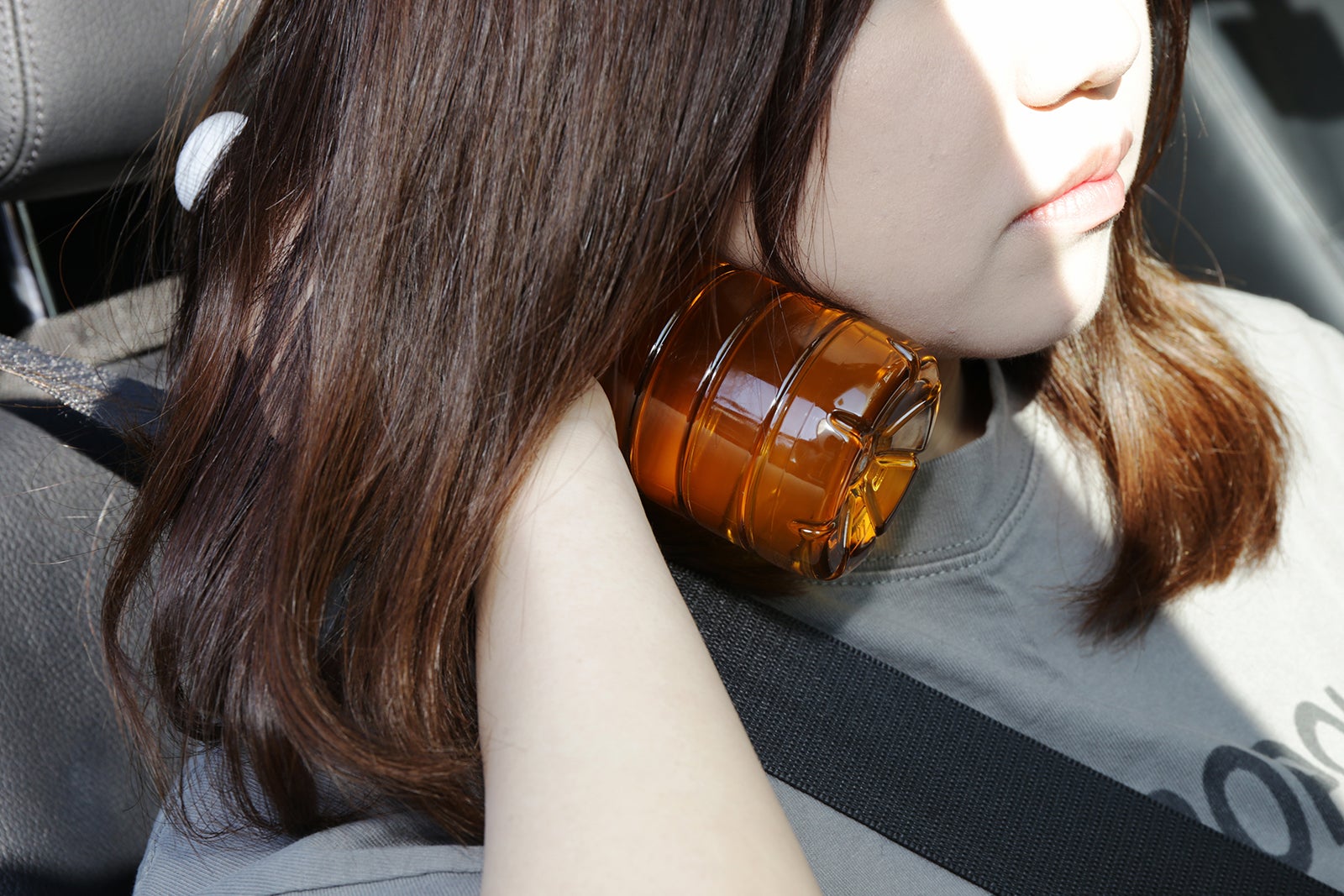 ペットボトルで身体を冷やしている写真