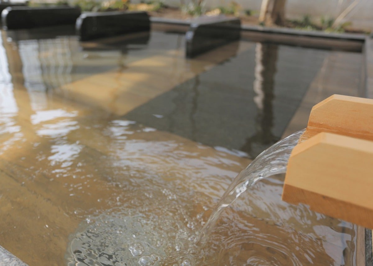 温泉施設の湯口アップ