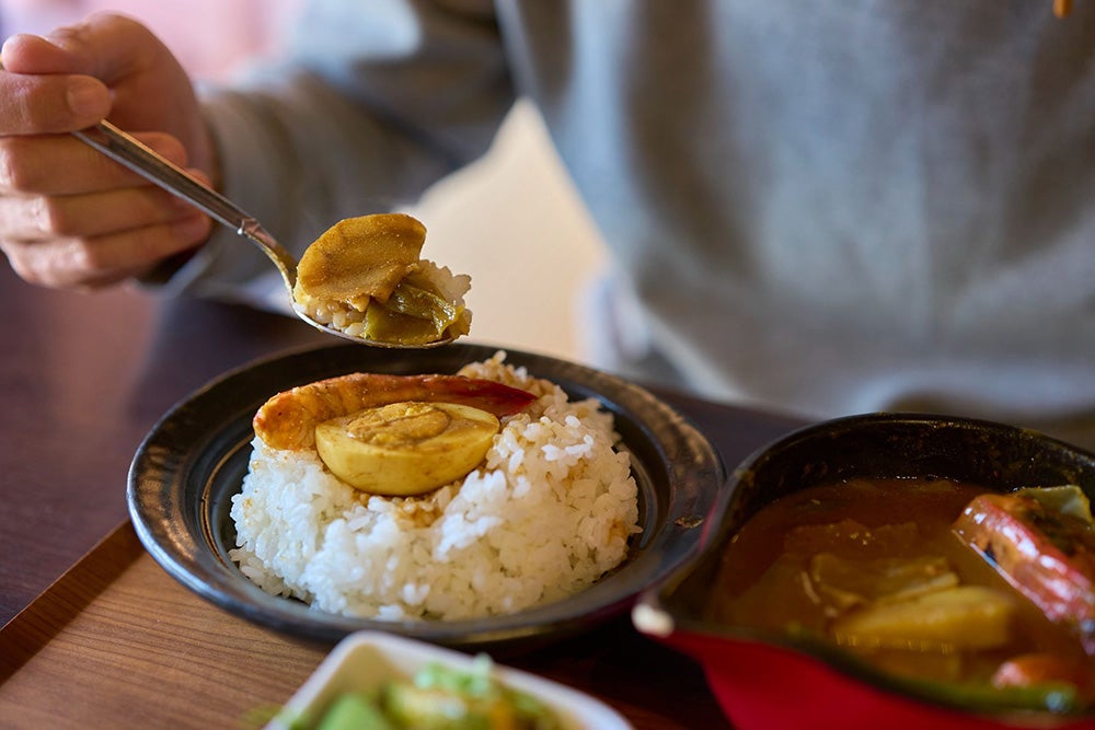 スープカレーを食べる人