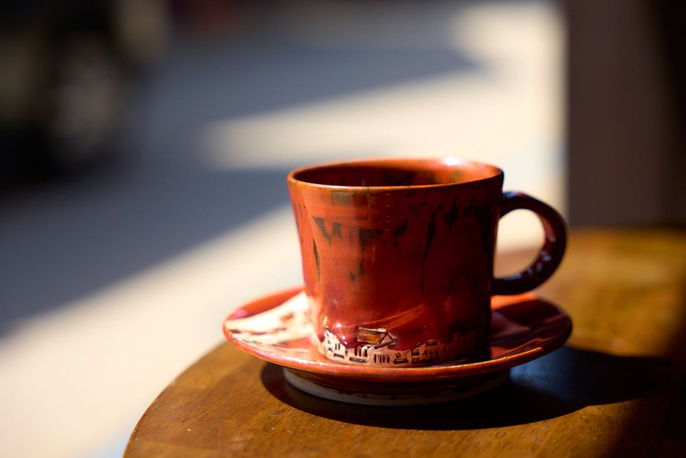 ベンガラで色付けしたコーヒーカップとソーサー