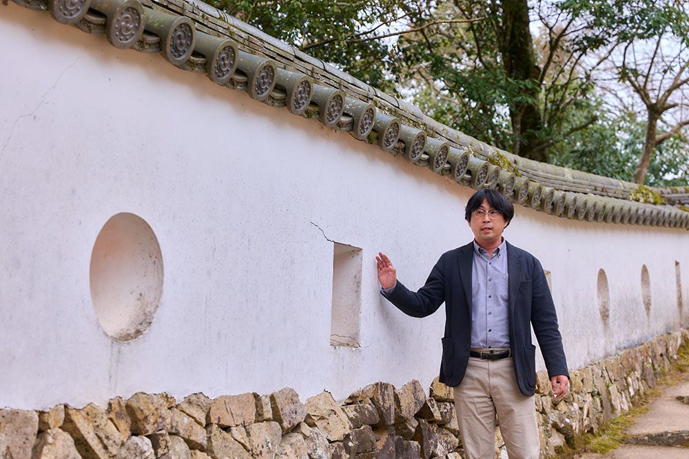 備中松山城の説明をする男性