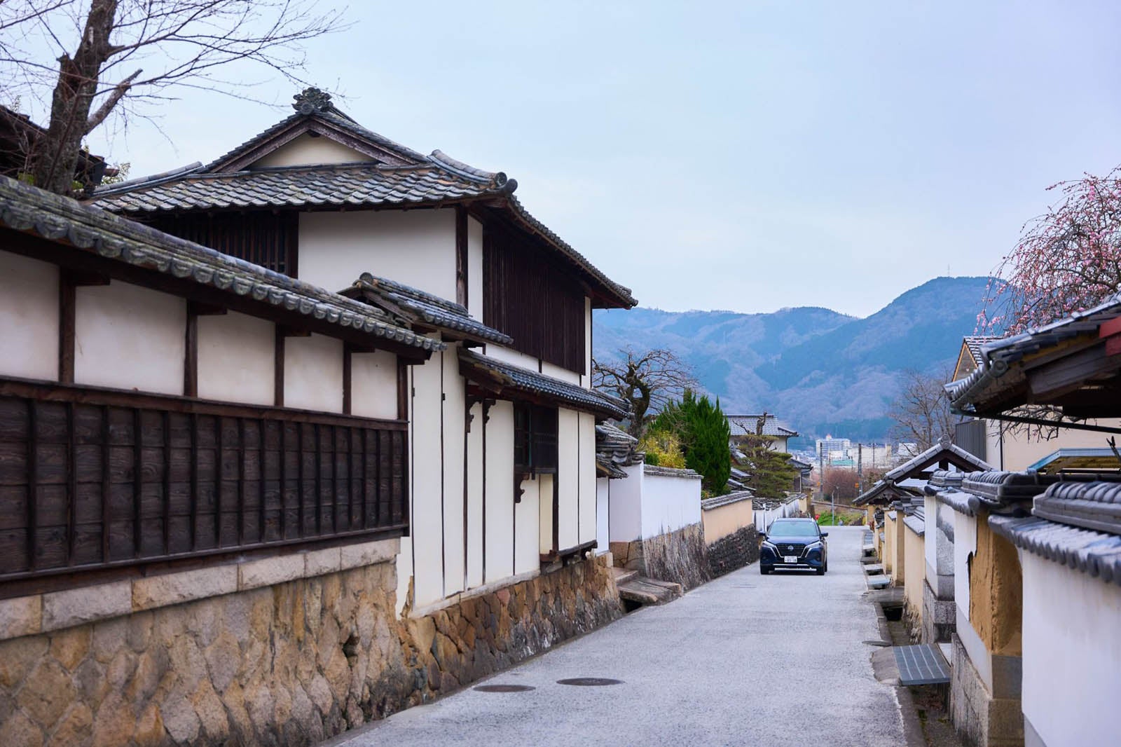 武家屋敷跡を走る車