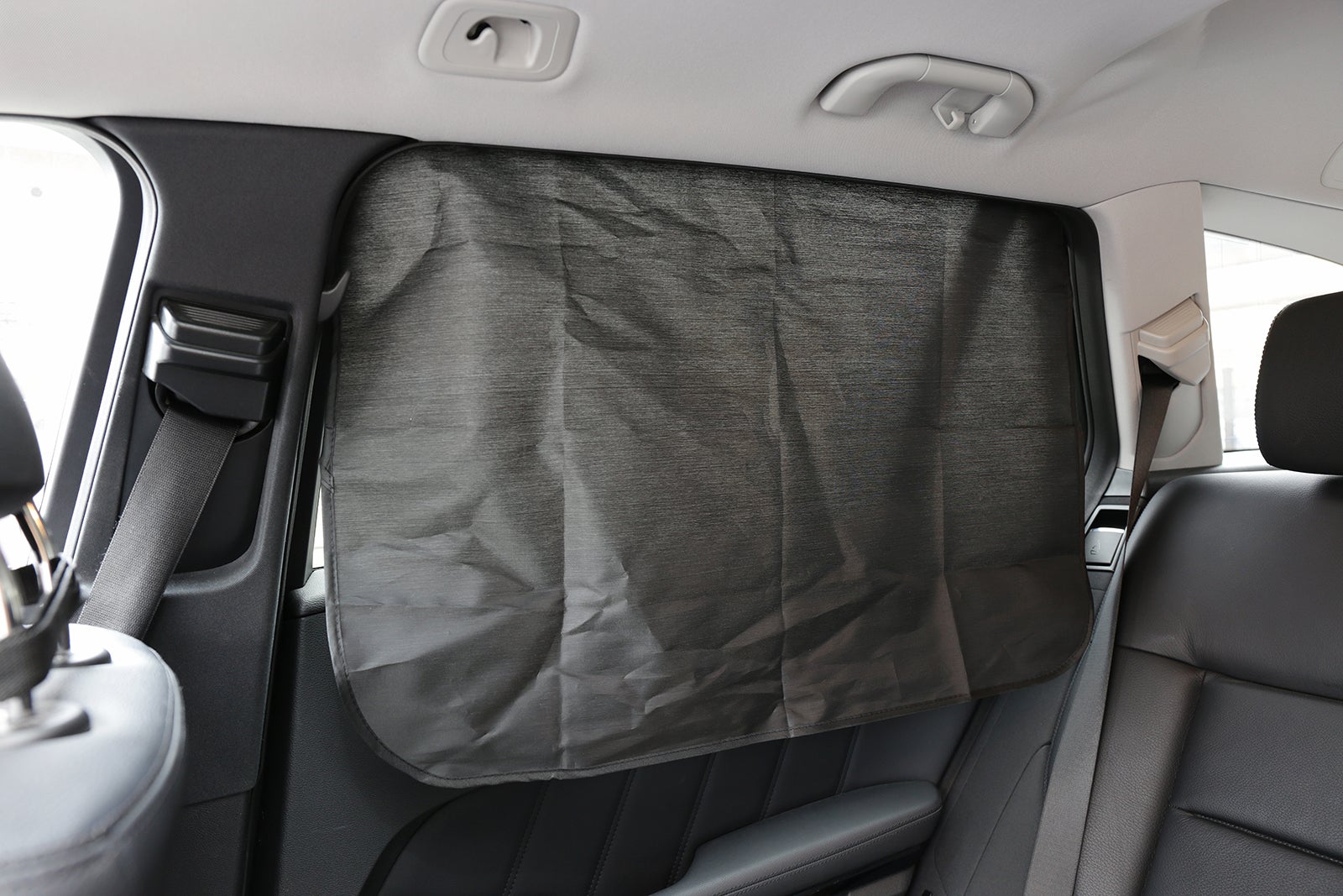 「クルマ用カーテン マグネット付」の商品写真