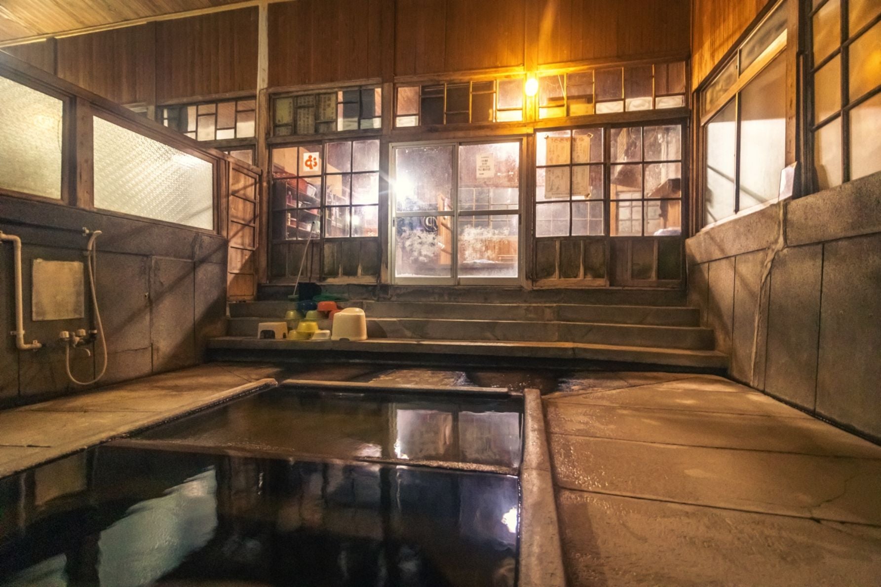 階段に置かれている色とりどりのたらいがかわいい