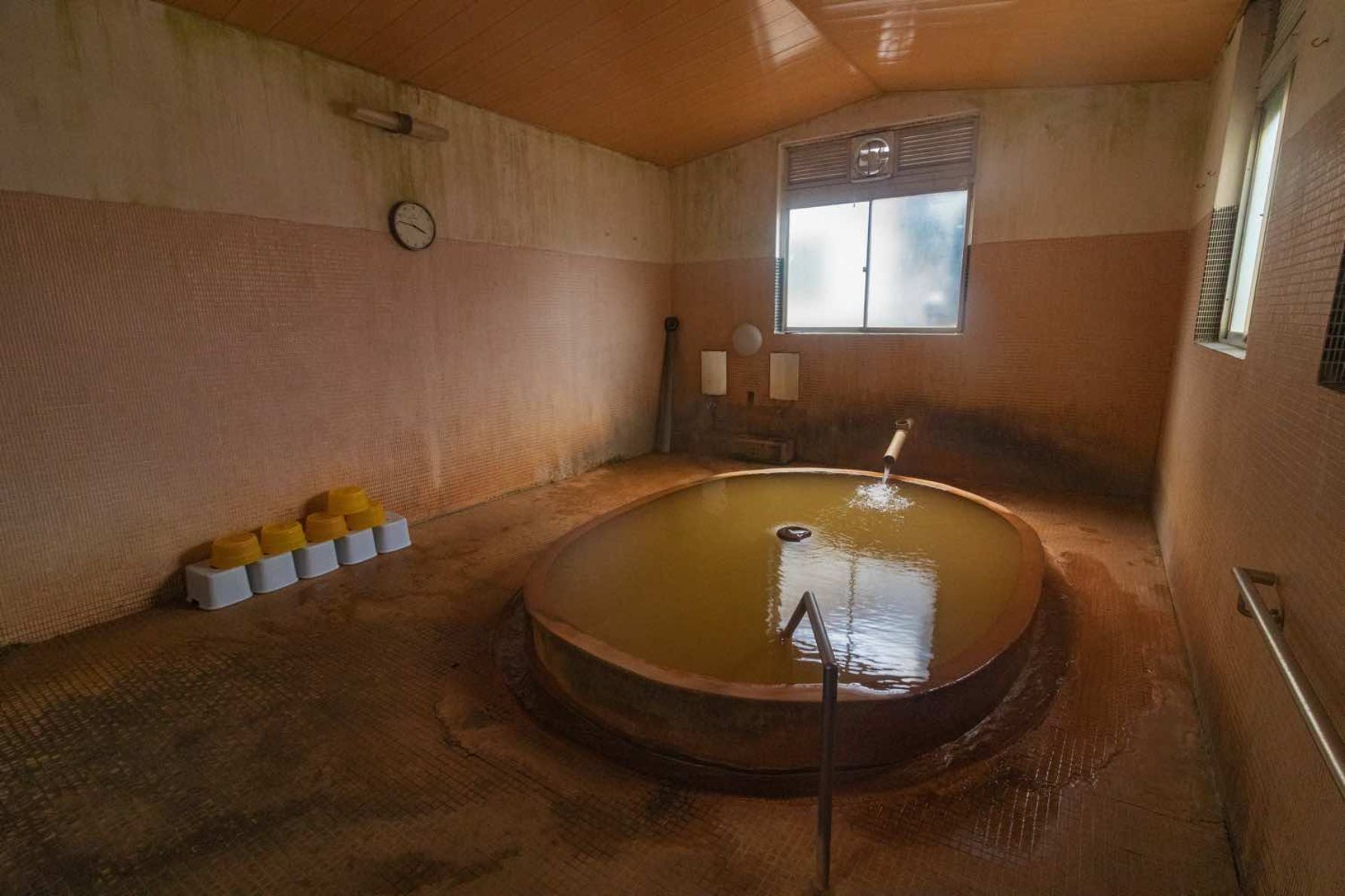 中央に楕円型の浴槽が鎮座する