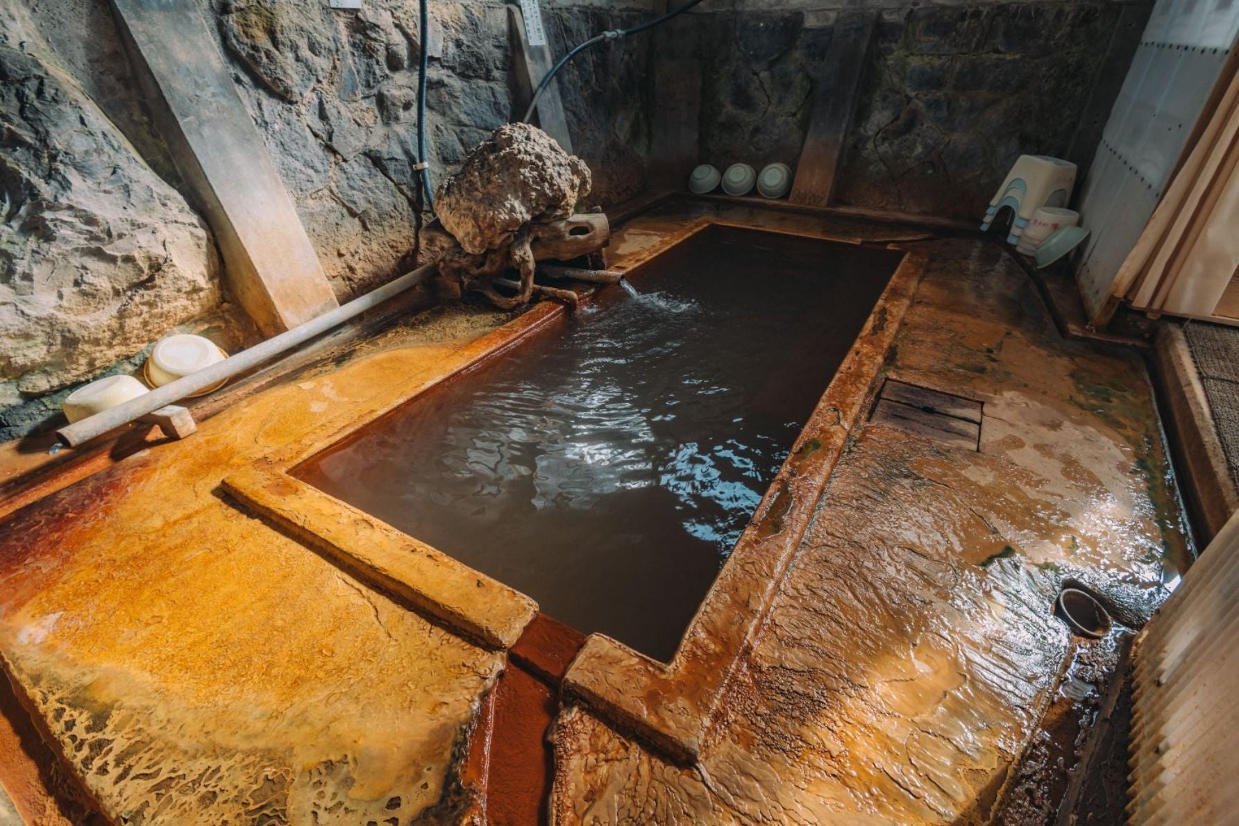 床が茶色く変色している