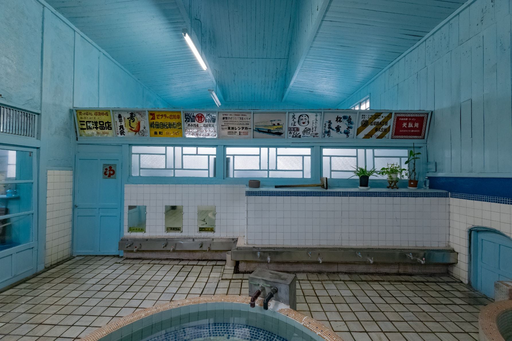 仕切り壁の上に広告が並ぶ