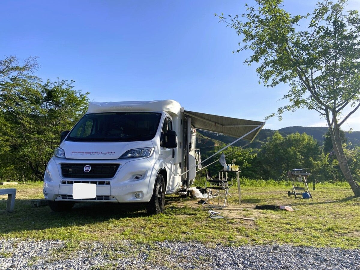 サイドオーニングを広げたキャンピングカー