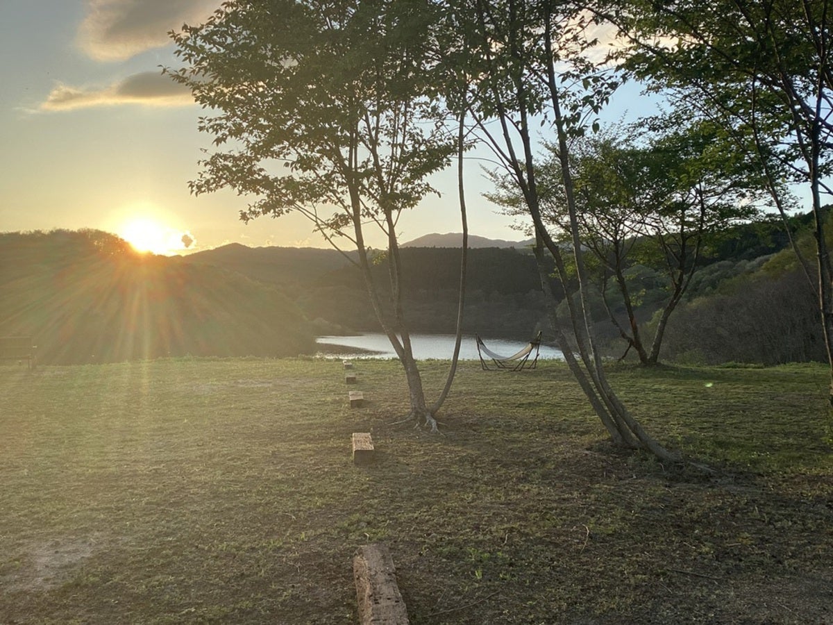 ダム湖をバックにした夕景のサイト