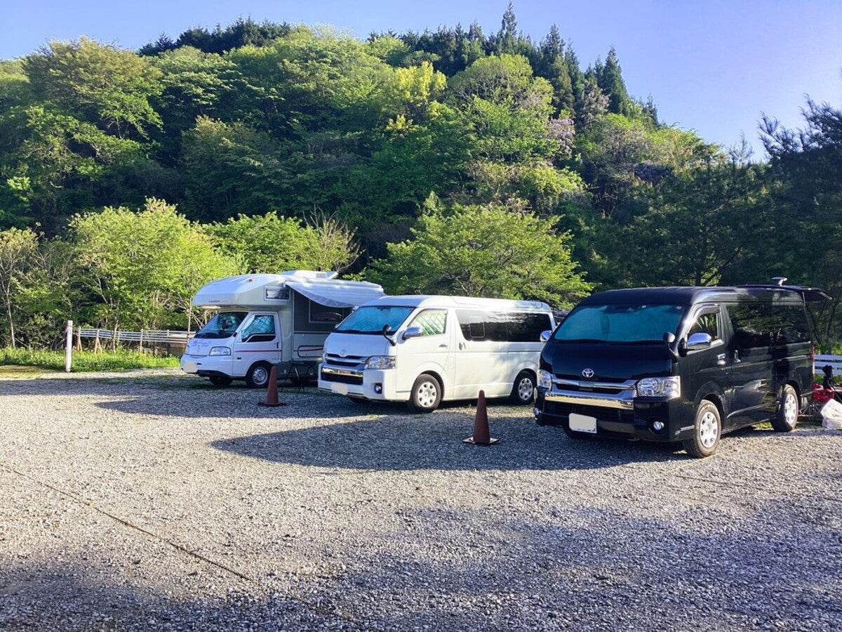 RVパークに駐車している3台のキャンピングカー