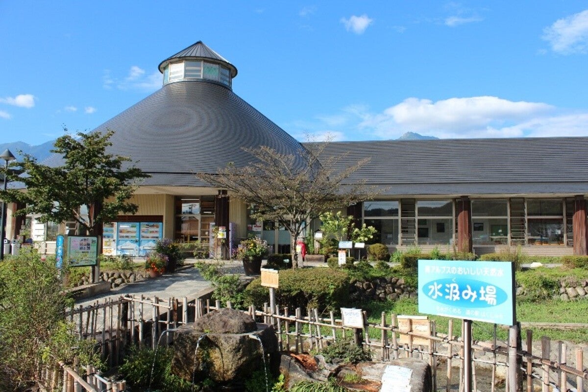道の駅はくしゅうの外観と水汲み場