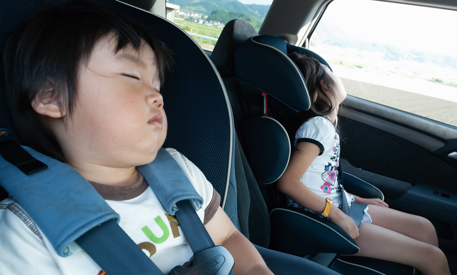 チャイルドシートで寝ている子供