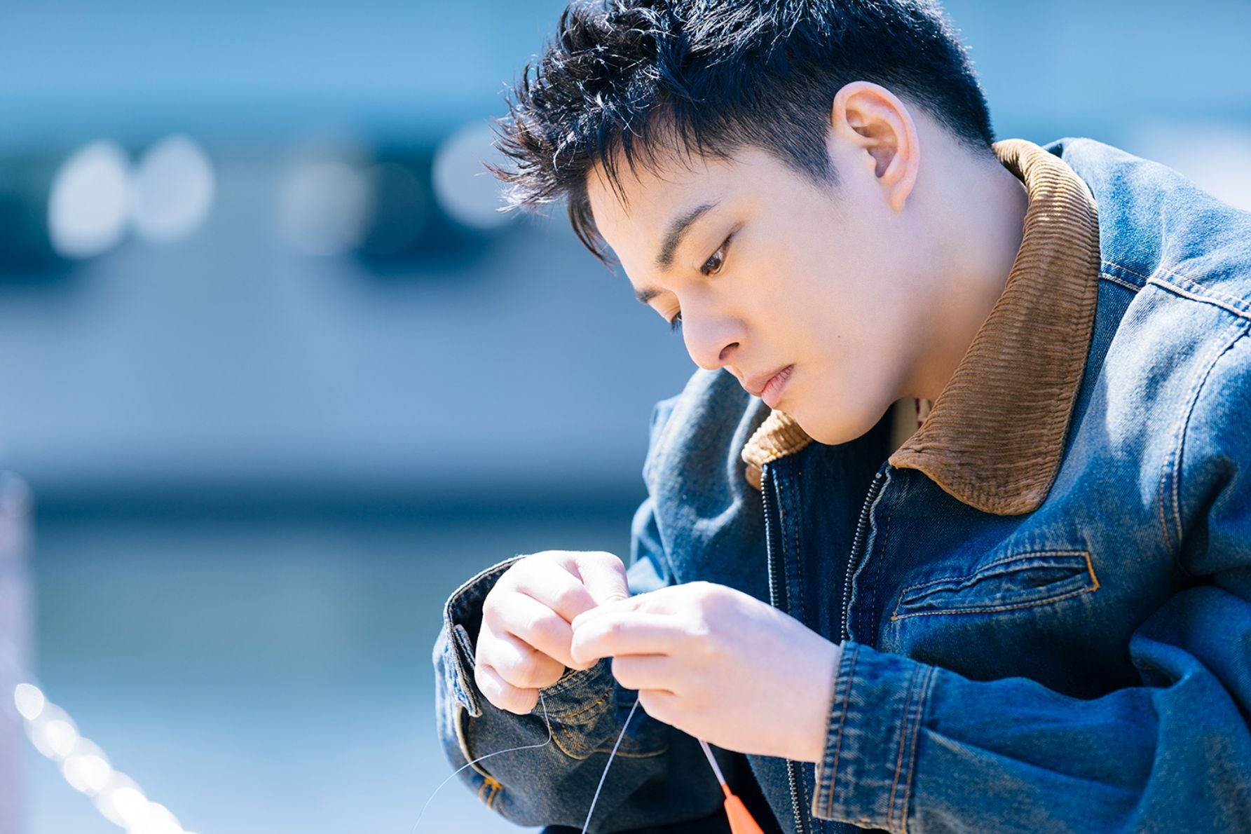 アジング用のリール（ダイワ フリームス）を待つ中山優馬の手元クローズアップ