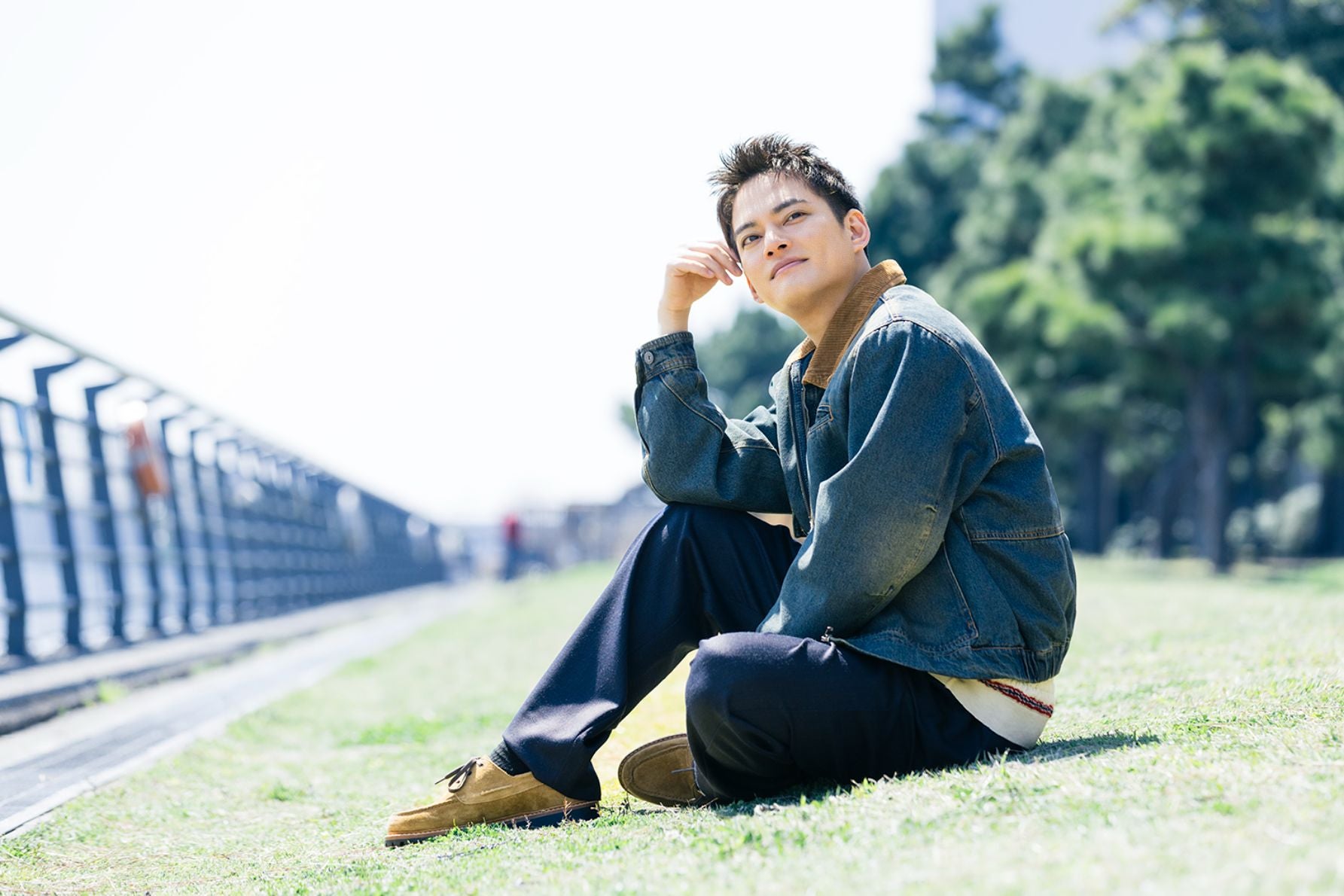 精悍な表情で空を見上げる、俳優・中山優馬