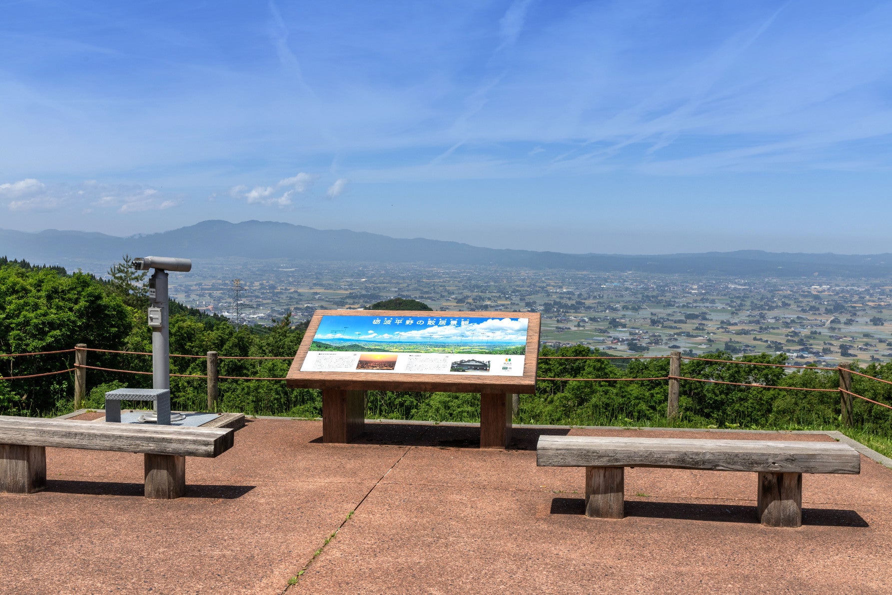 ALT 砺波市の鉢伏山から東方を望む。天気が良いと立山連峰や富山湾を望むことができる