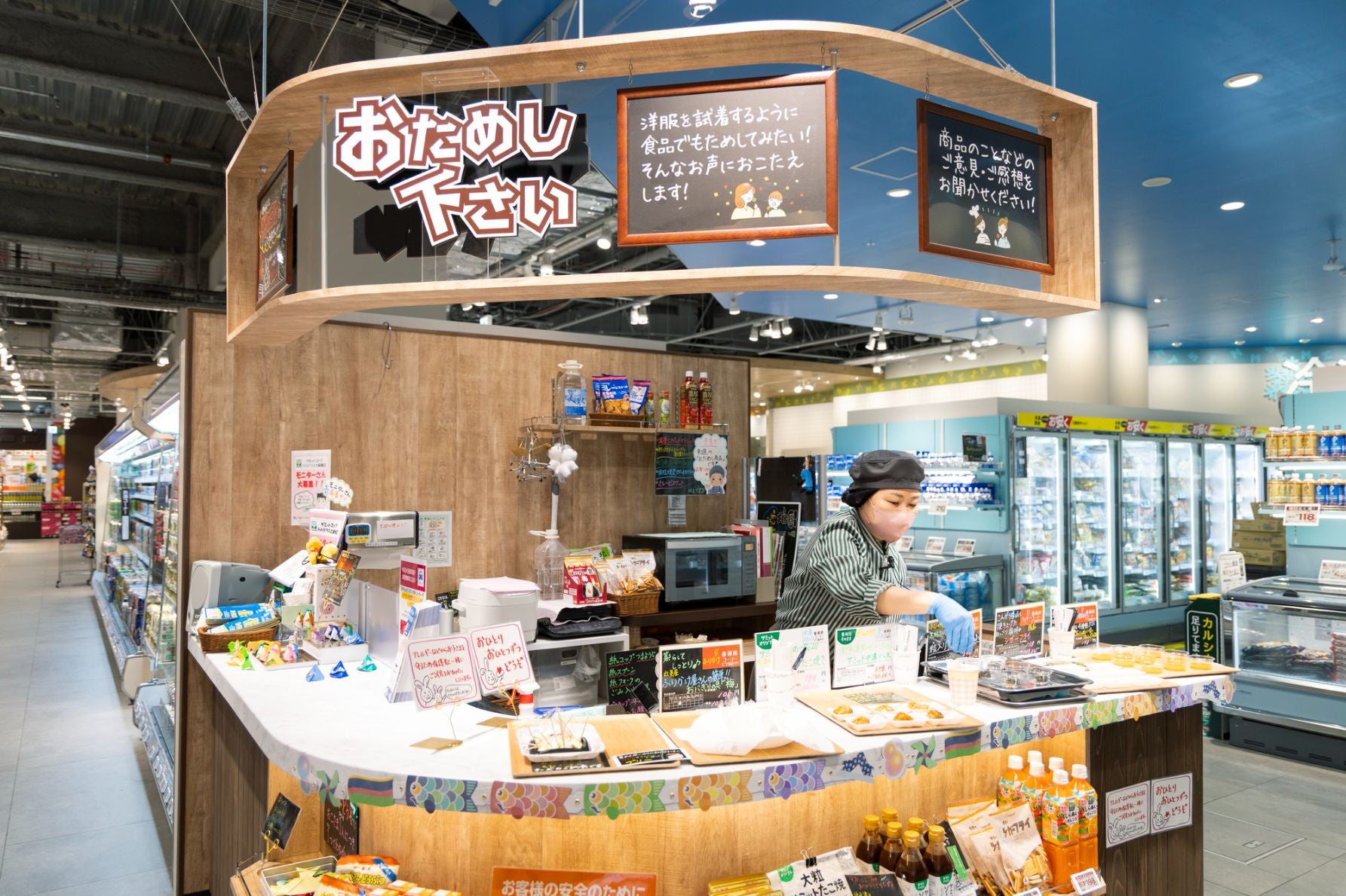 サミット総菜コーナーとライブキッチンの様子｜出来立て惣菜が並ぶ人気スーパー