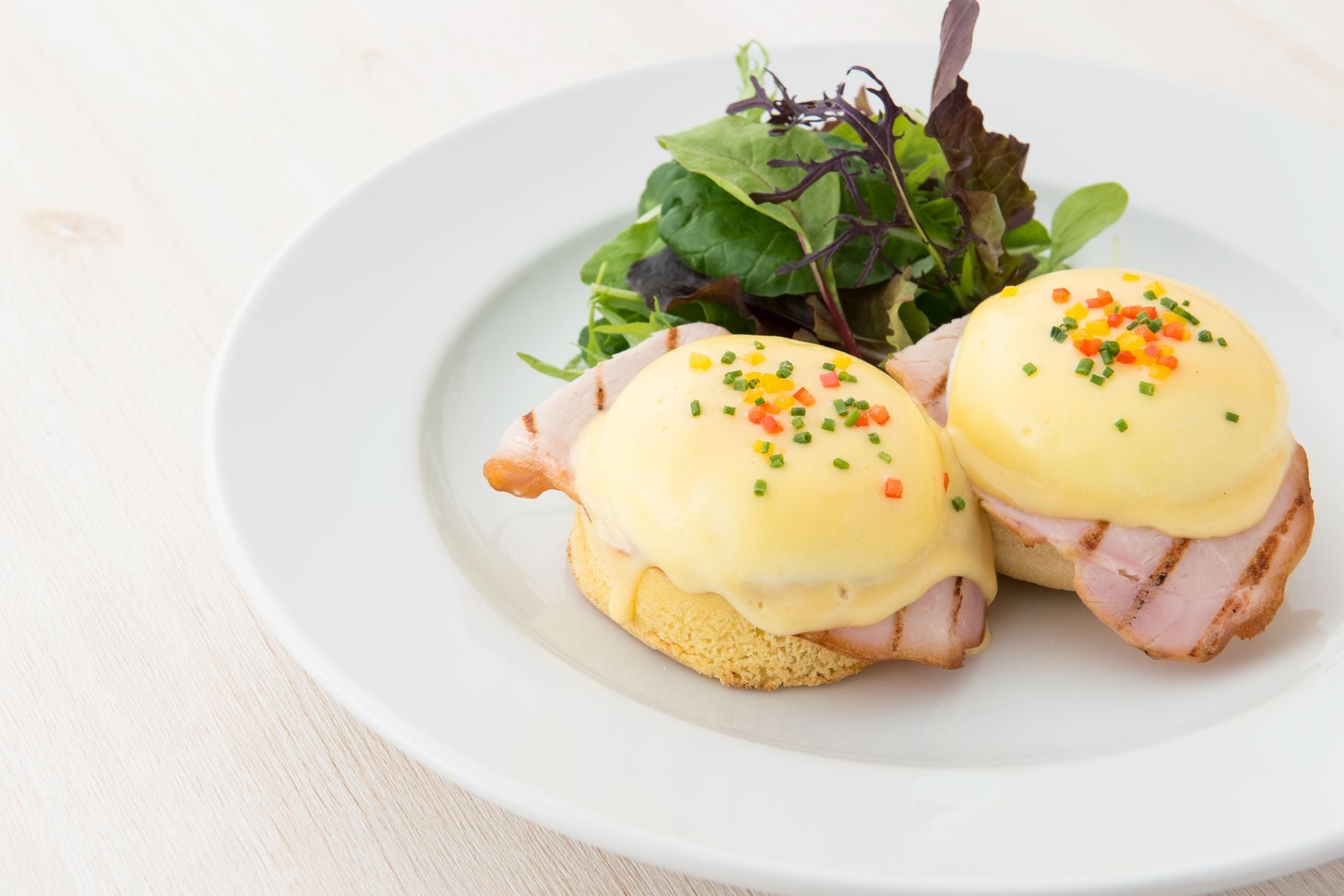サラベス 東京店「クラシックエッグベネディクト」2,000円 ※サービス料５％が加算される