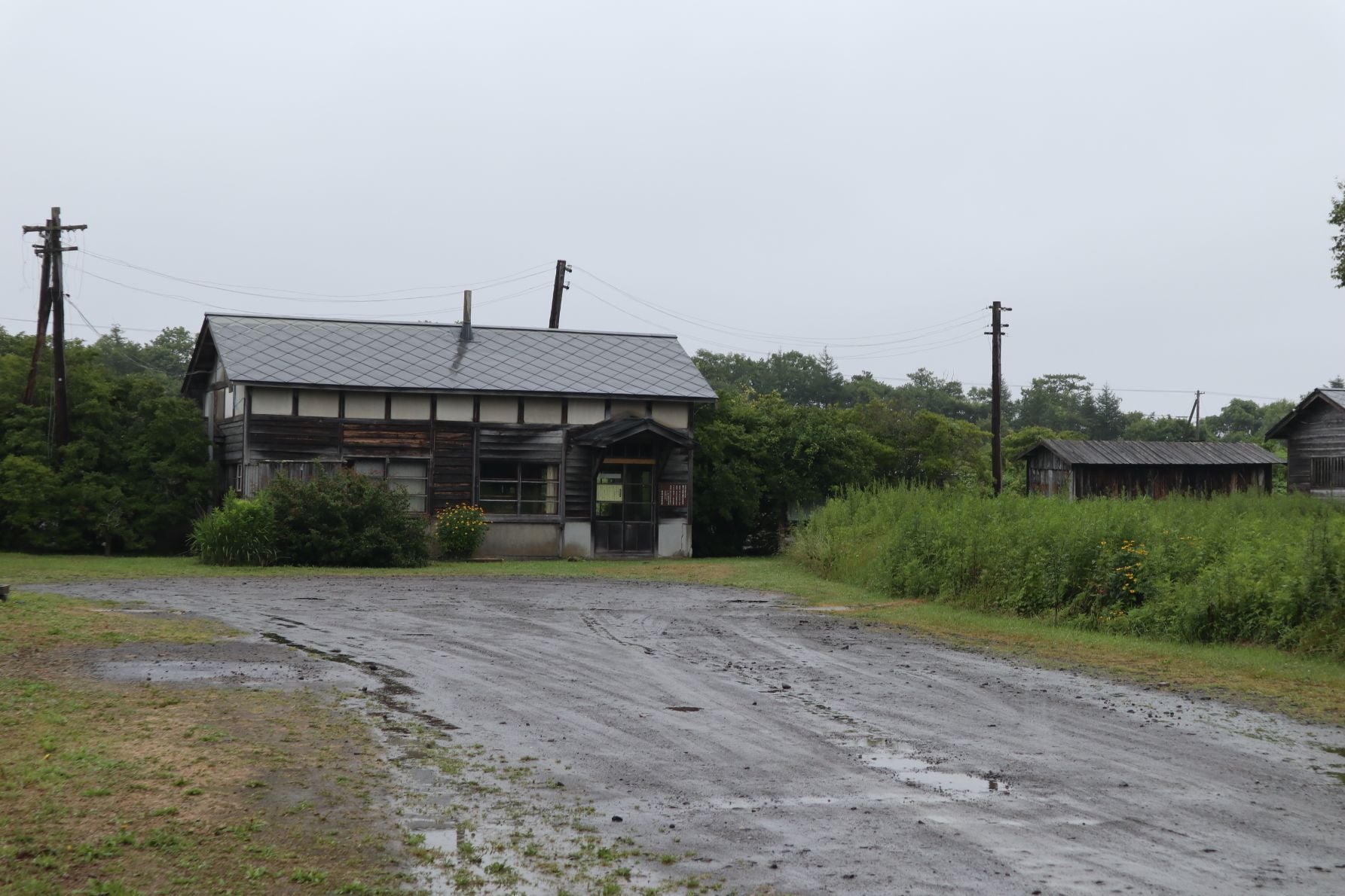 駅前広場と駅舎