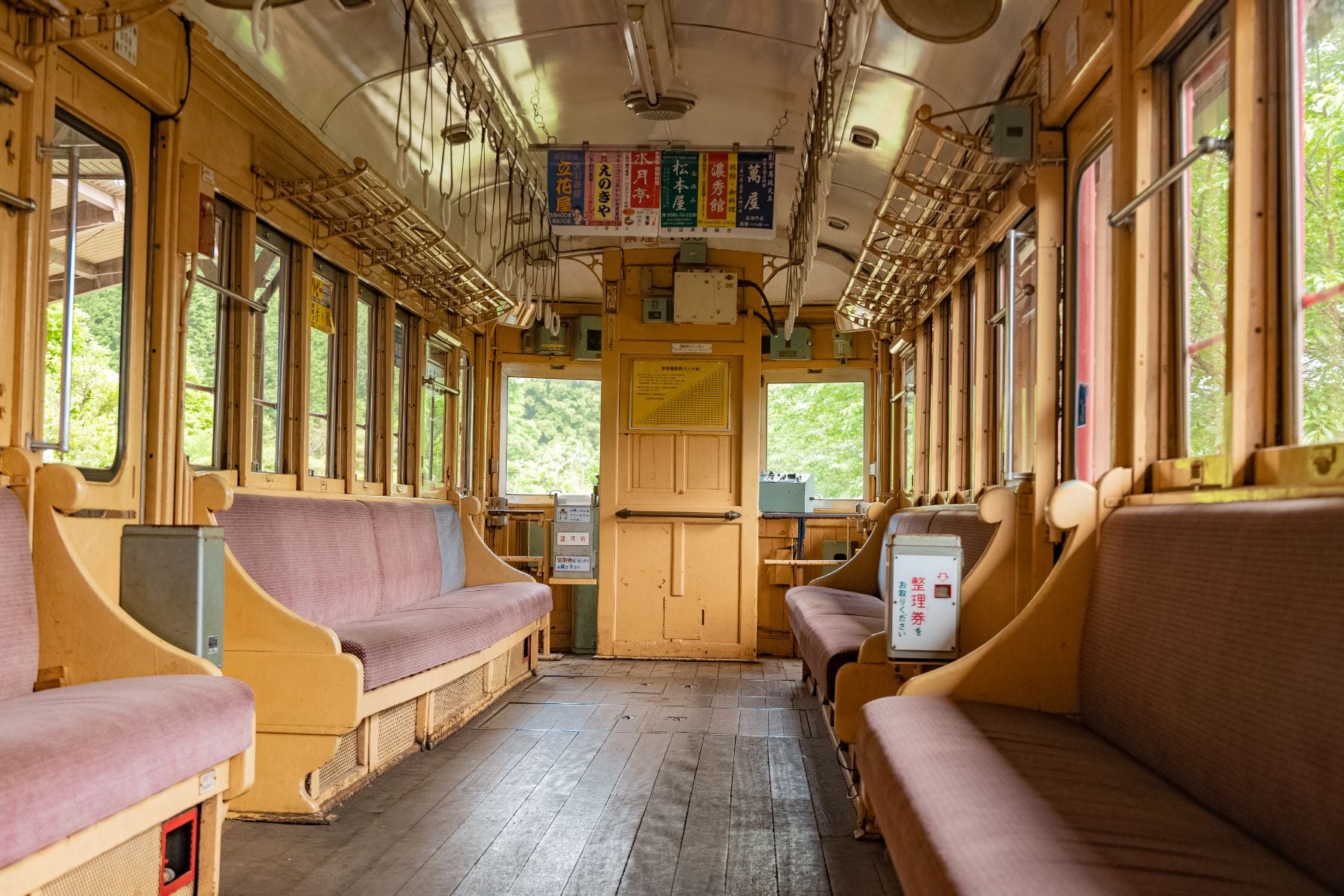 車両内部