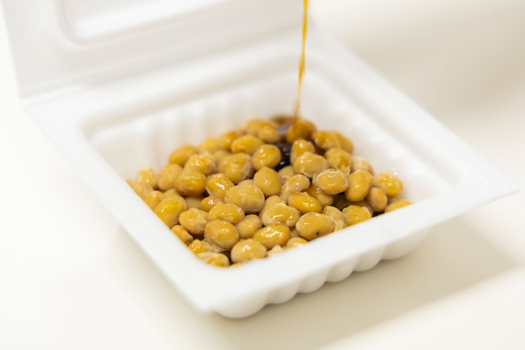サミットPBの炭火製法納豆｜北海道産小粒大豆使用