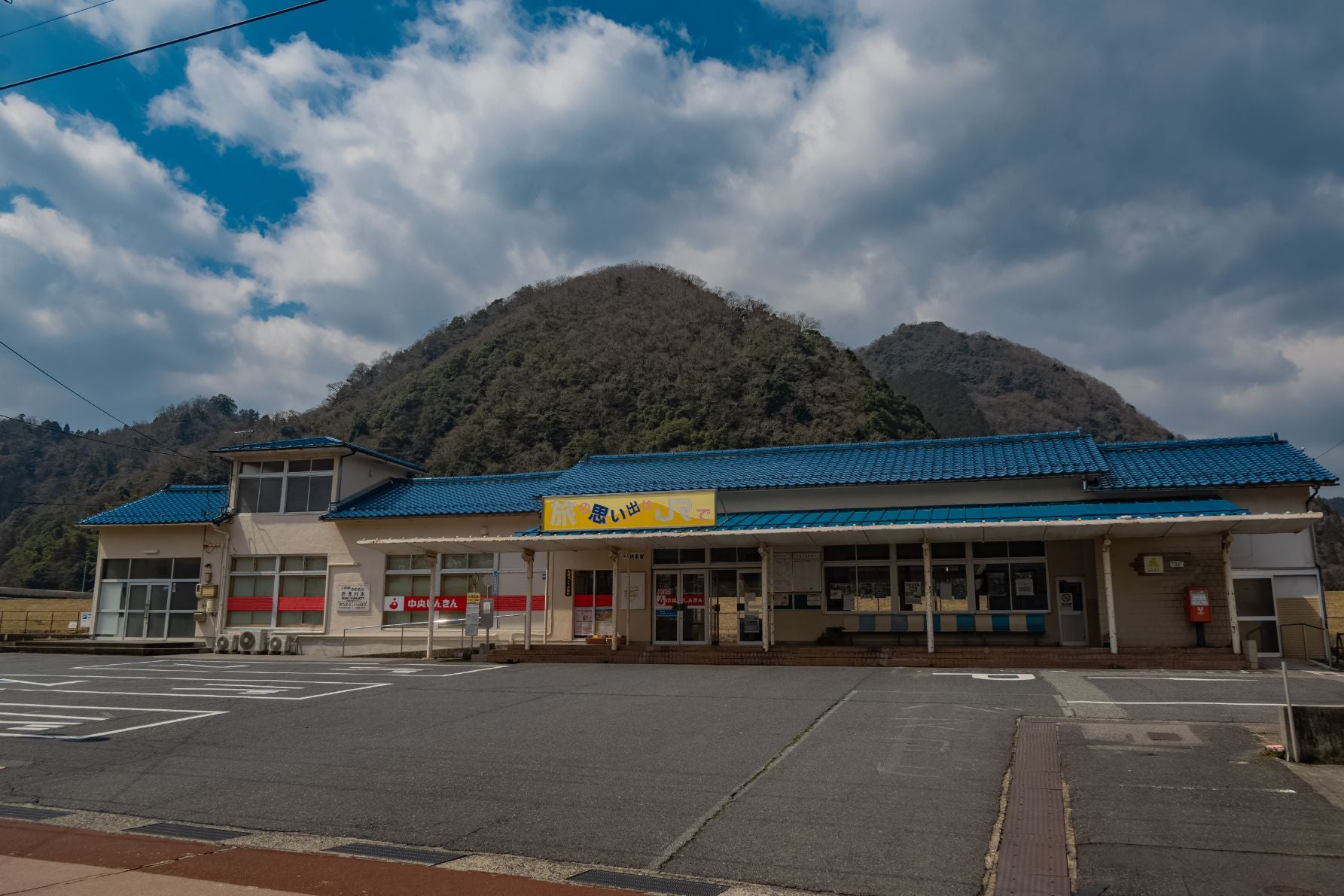青い瓦屋根が特徴的な駅舎