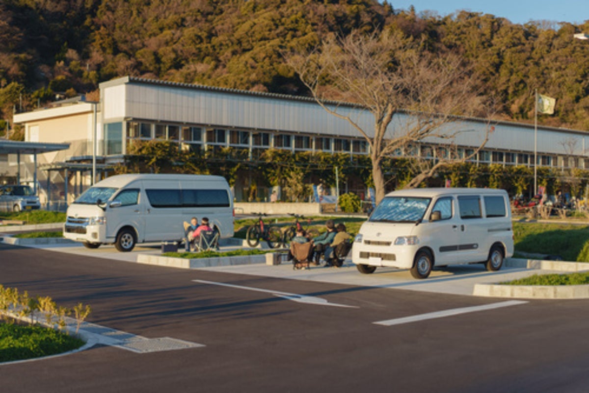 道の駅保田小附属ようちえんのRVパークにクルマが2台停まっている写真