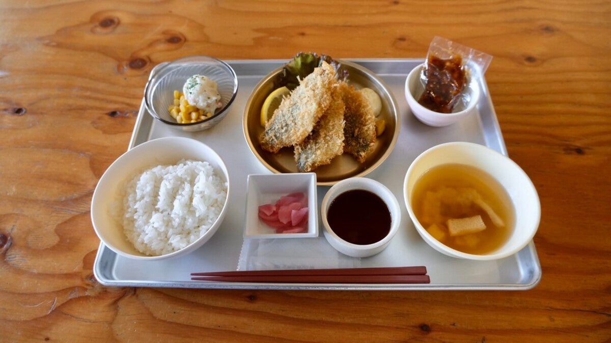 アルミ食器やトレーで給食風スタイルの定食