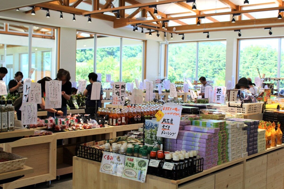 道の駅尾瀬かたしな内の農産物直売所売り場