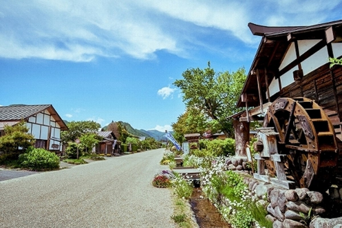 日本家屋と水車の里山風景