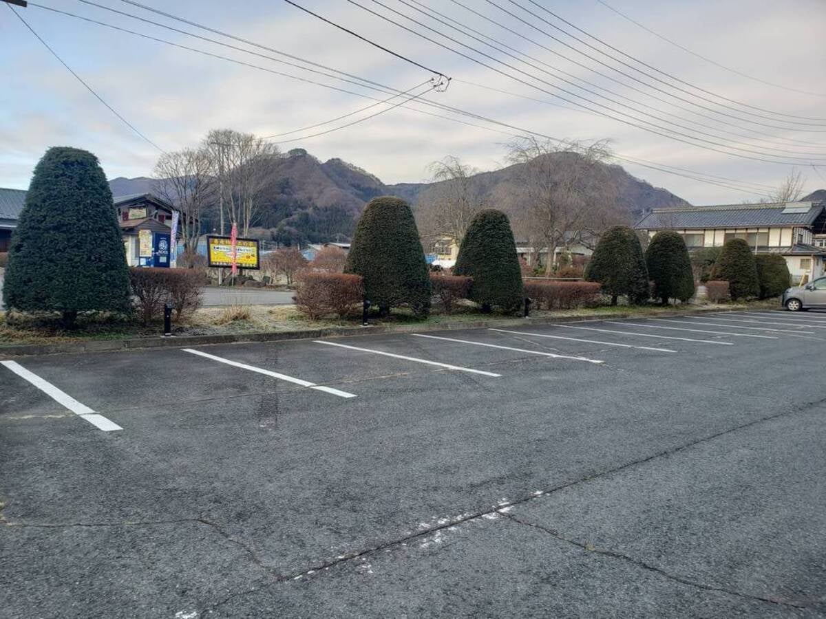 RVパーク 道の駅たくみの里のアスファルト地面のサイト
