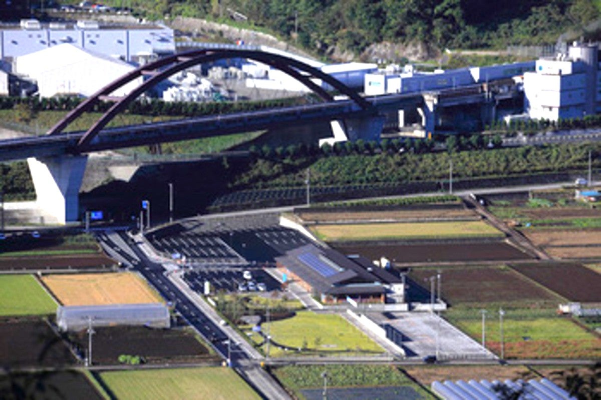 RVパーク つるとリニア実験線の高架橋風景