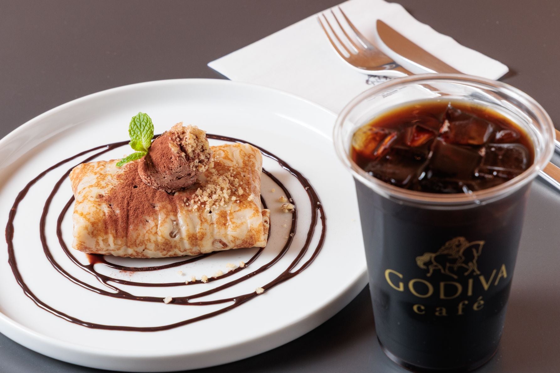 GODIVA café Tokyo「モーニングセット クレープ チョコレートムース」720円 