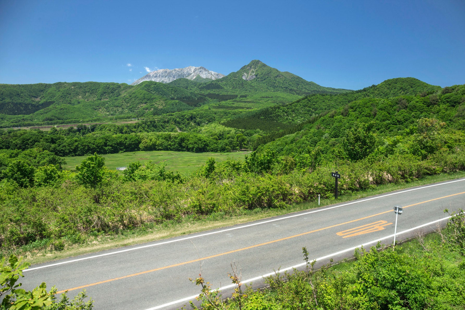 ALT 鬼女台（きめんだい）展望休憩所からは手前に烏ヶ山（からすがせん）、奥に大山と壮大な景色が広がる蒜山大山スカイライン