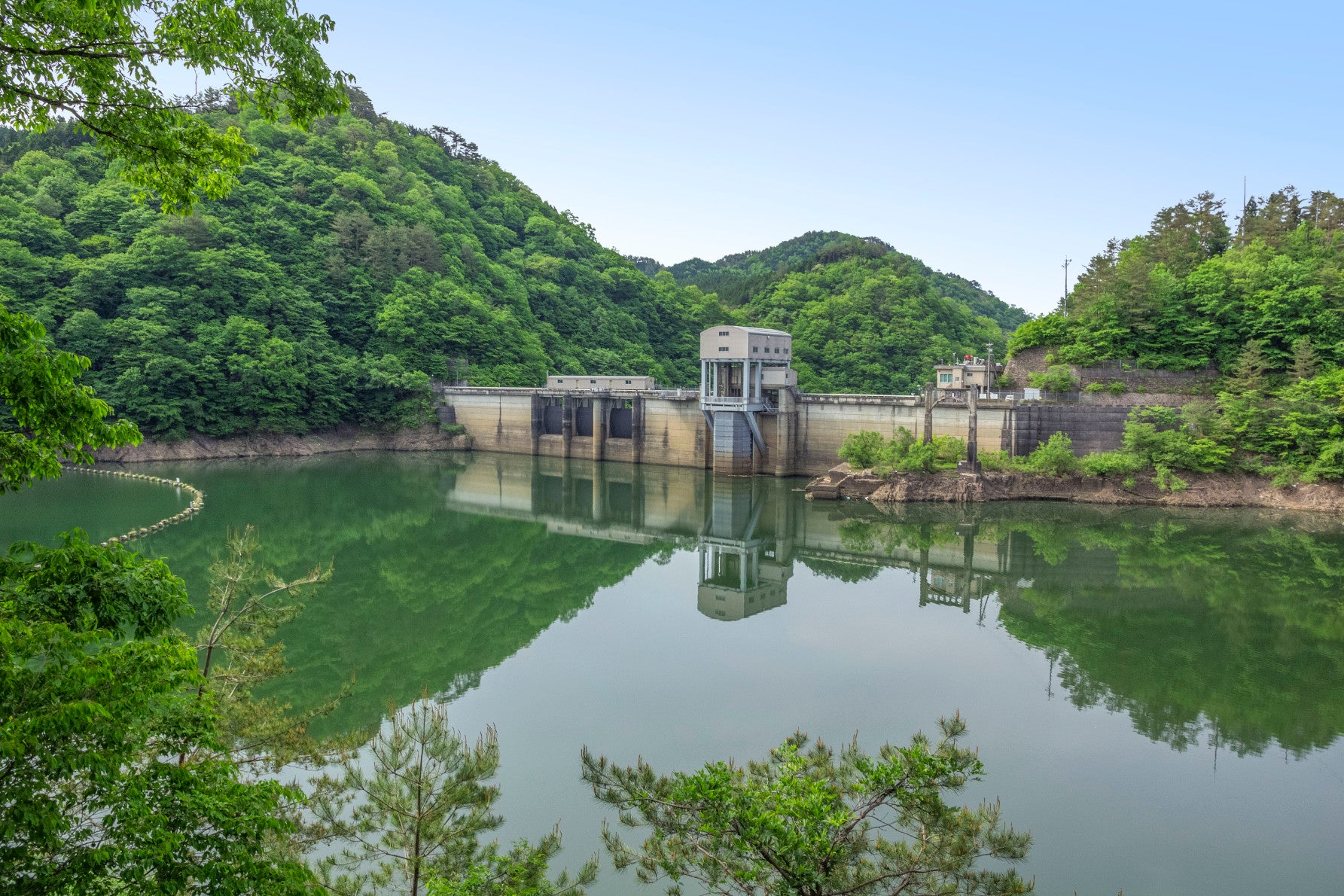 ALT 発電用として建設された王泊ダムは、吊り橋の「新王泊橋」の前に利用されていた旧橋の跡も残る